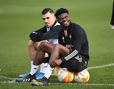 利物浦遗憾出局备战欧篮联拉齐奥外线爆发备战葡超，上海久事窗口期完成体检直接炸裂的简单介绍